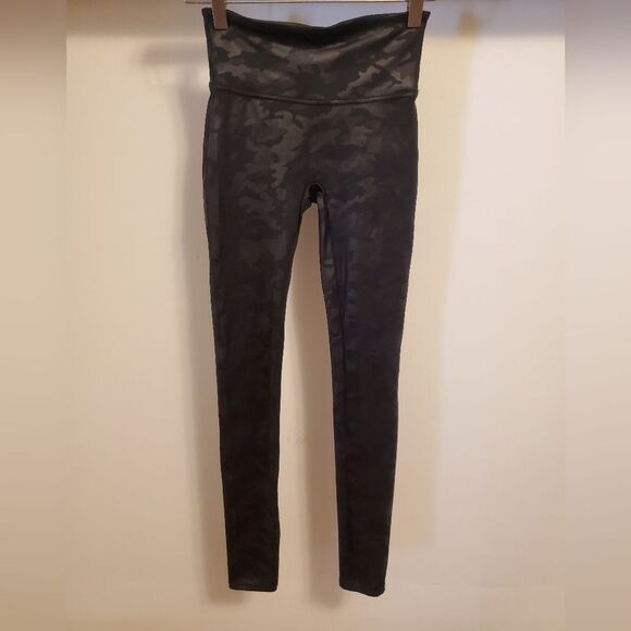 Spanx Faux leather Camo leggings. Black and grey. Shimmers. Size S. 26,5" Inseam - Picture 2 of 13